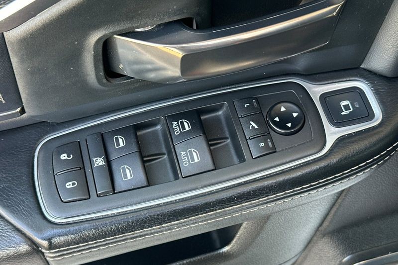 Ram 2500 Vehicle Full-screen Gallery Image 12