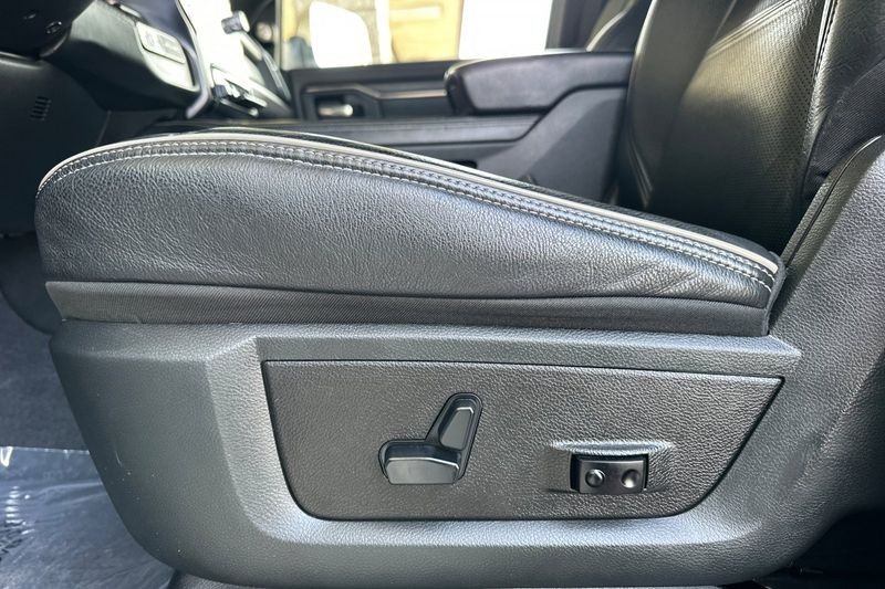 Ram 2500 Vehicle Full-screen Gallery Image 13