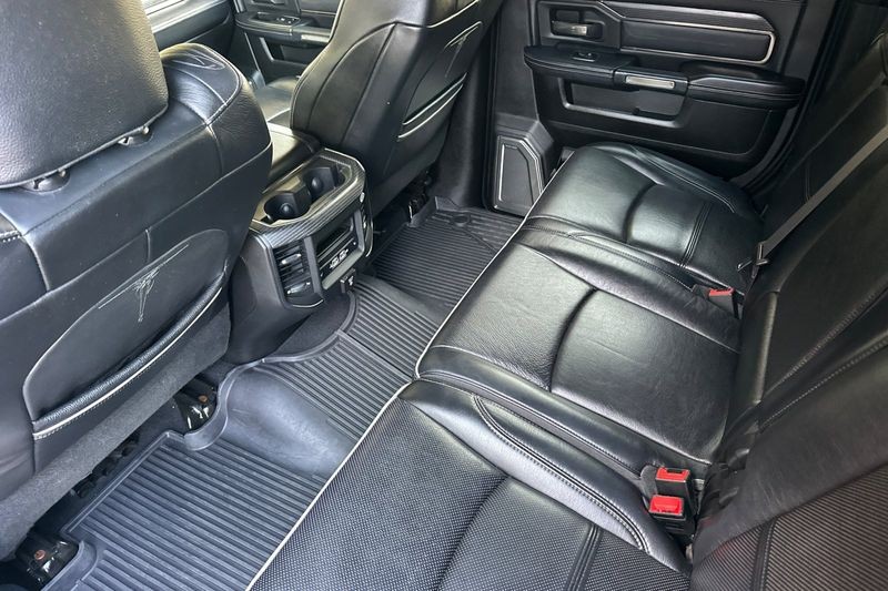 Ram 2500 Vehicle Full-screen Gallery Image 14