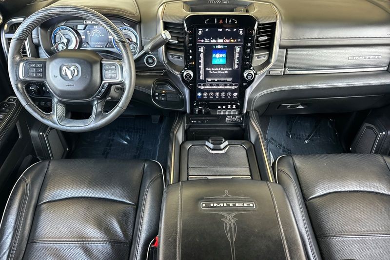 Ram 2500 Vehicle Full-screen Gallery Image 15