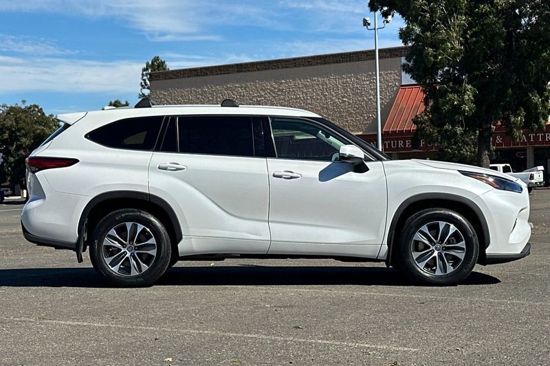 Toyota Highlander Vehicle Full-screen Gallery Image 02