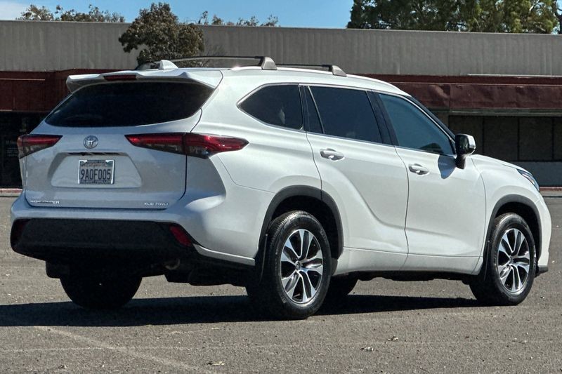 Toyota Highlander Vehicle Full-screen Gallery Image 03