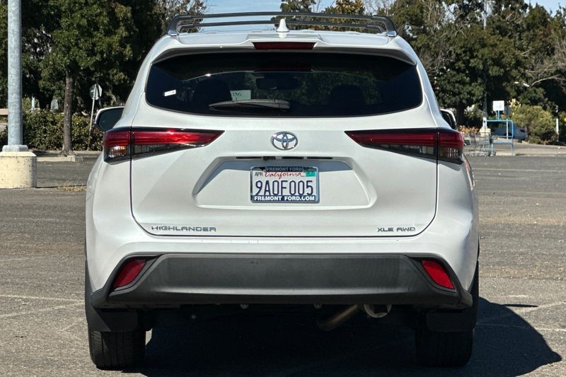 Toyota Highlander Vehicle Full-screen Gallery Image 04