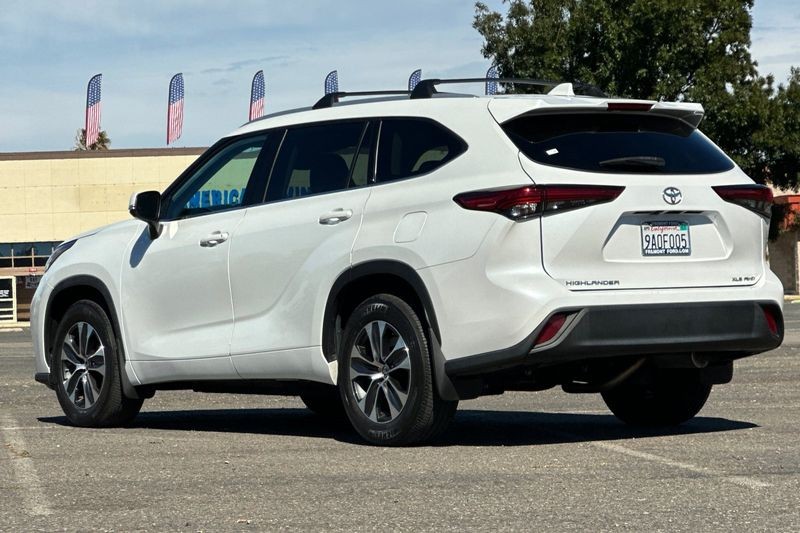 Toyota Highlander Vehicle Full-screen Gallery Image 05