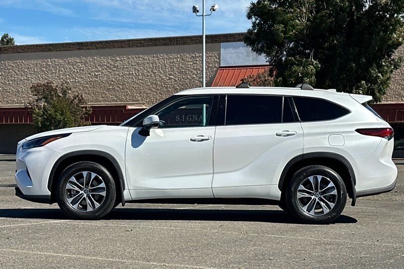 Toyota Highlander Vehicle Full-screen Gallery Image 07