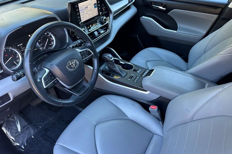 Toyota Highlander Vehicle Full-screen Gallery Image 10