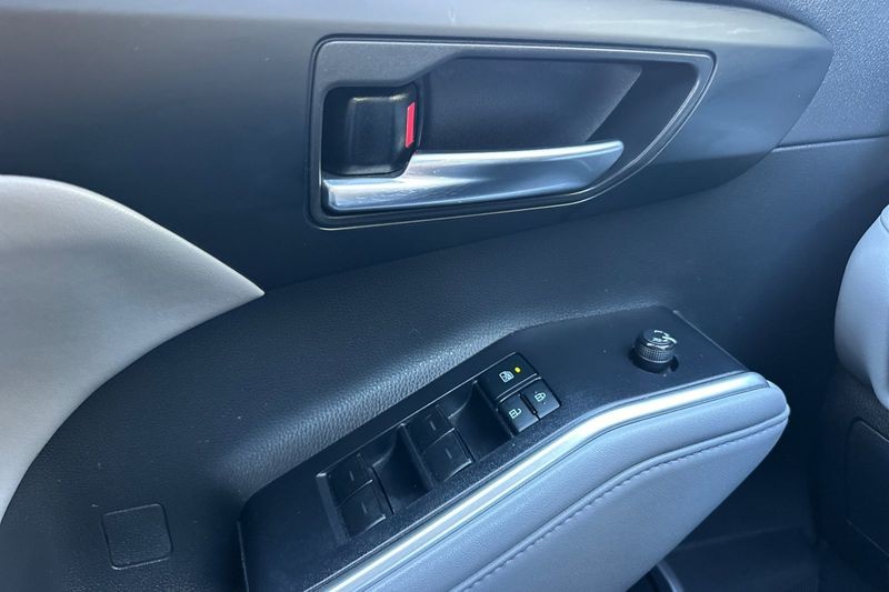 Toyota Highlander Vehicle Full-screen Gallery Image 11
