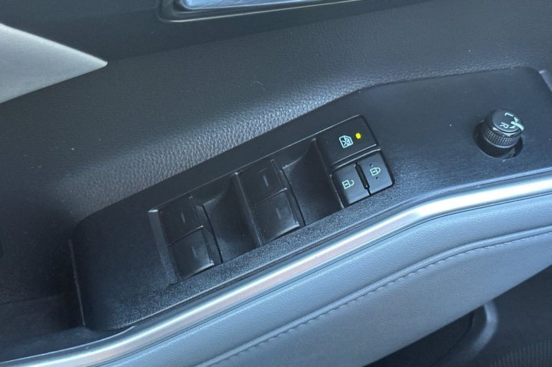Toyota Highlander Vehicle Full-screen Gallery Image 12