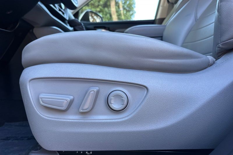 Toyota Highlander Vehicle Full-screen Gallery Image 13