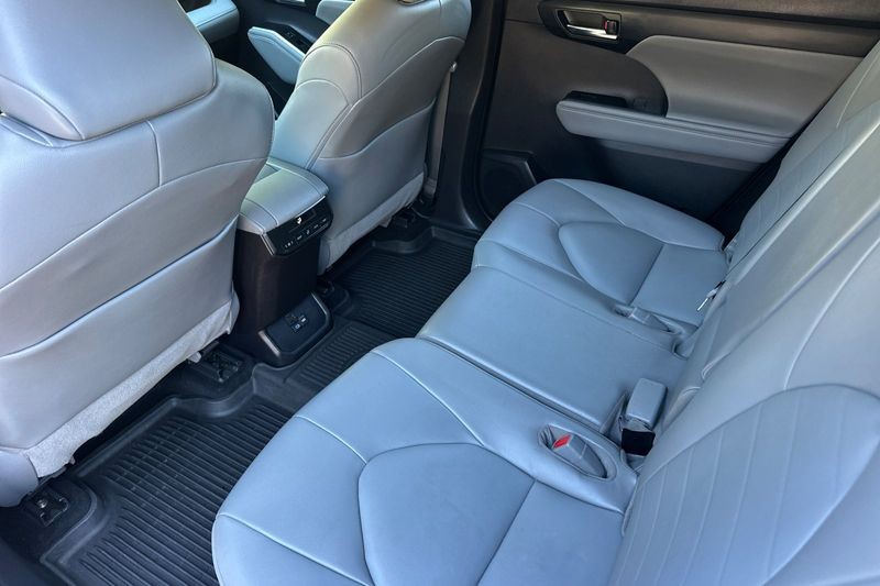 Toyota Highlander Vehicle Full-screen Gallery Image 14