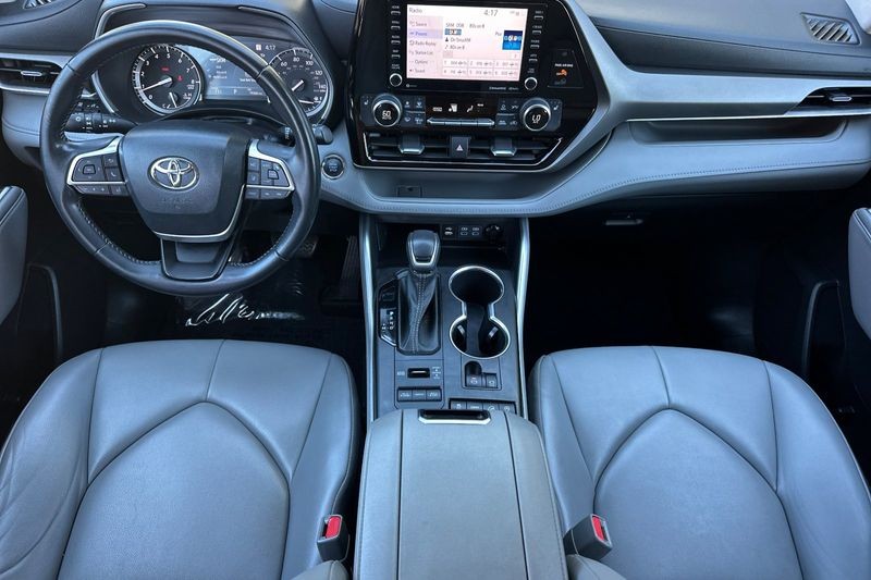 Toyota Highlander Vehicle Full-screen Gallery Image 15
