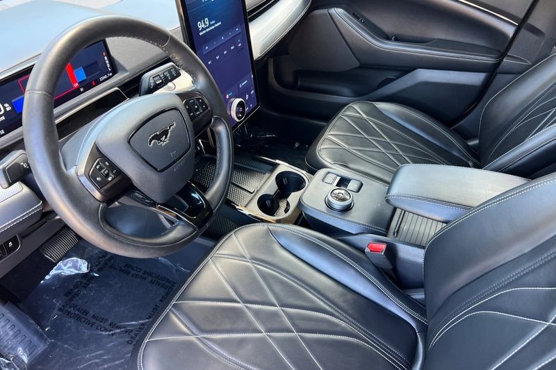 Ford Mustang Mach-E Vehicle Full-screen Gallery Image 10