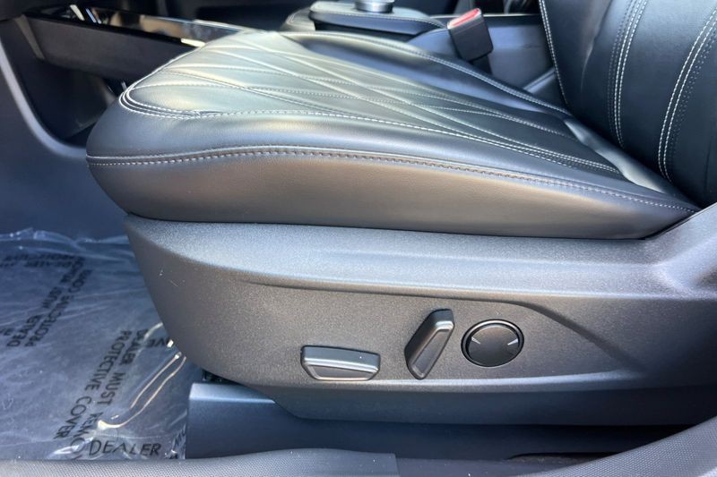 Ford Mustang Mach-E Vehicle Full-screen Gallery Image 13