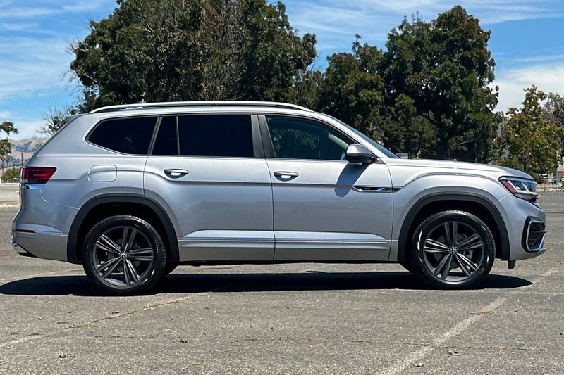 Volkswagen Atlas Vehicle Full-screen Gallery Image 02