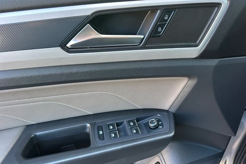 Volkswagen Atlas Vehicle Full-screen Gallery Image 11