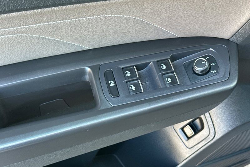 Volkswagen Atlas Vehicle Full-screen Gallery Image 12