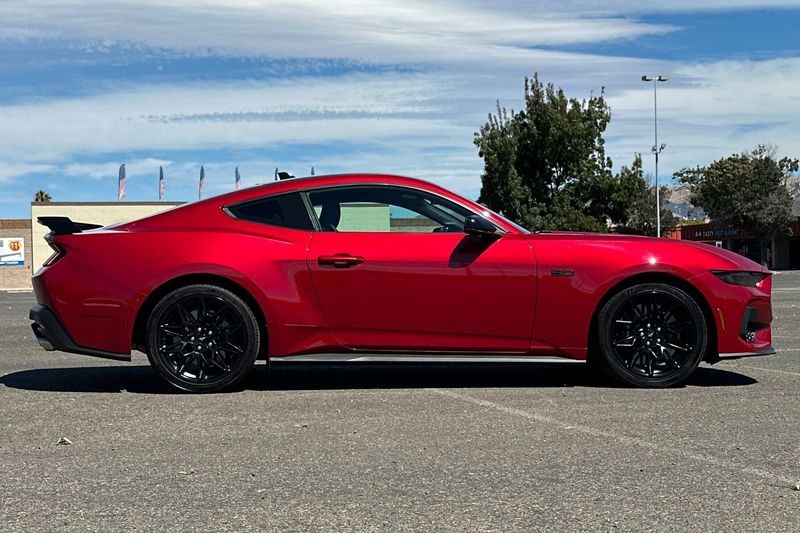 Ford Mustang Vehicle Full-screen Gallery Image 02