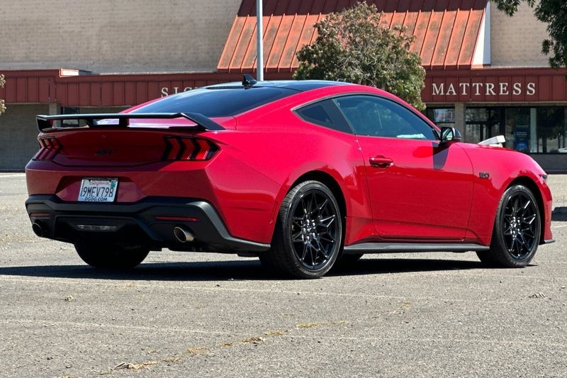 Ford Mustang Vehicle Full-screen Gallery Image 03