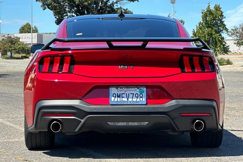 Ford Mustang Vehicle Full-screen Gallery Image 04
