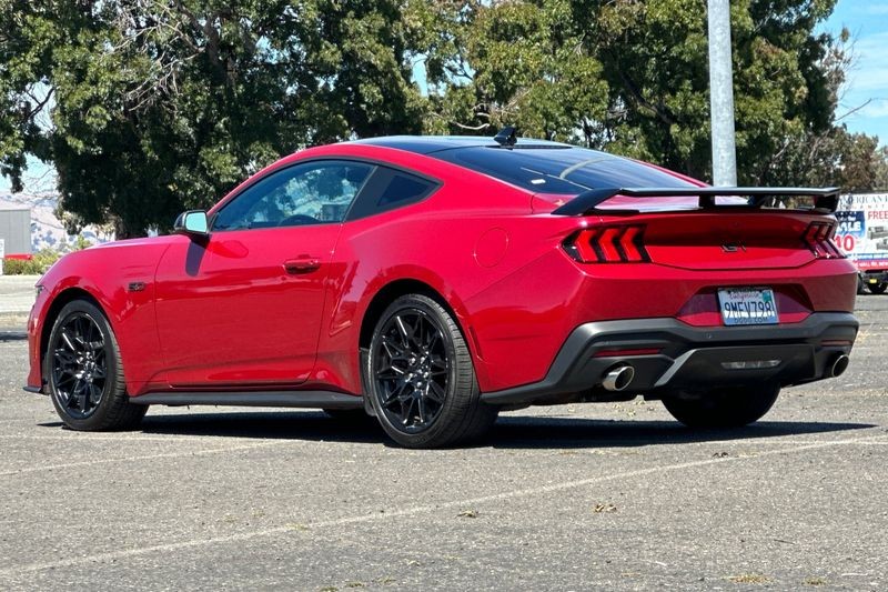 Ford Mustang Vehicle Full-screen Gallery Image 05