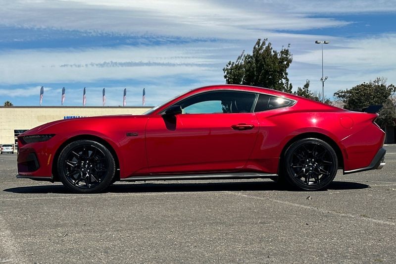 Ford Mustang Vehicle Full-screen Gallery Image 07