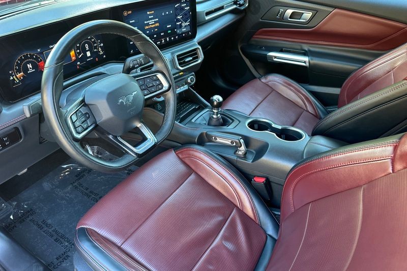 Ford Mustang Vehicle Full-screen Gallery Image 10
