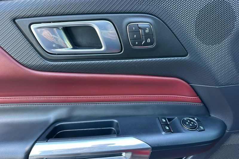 Ford Mustang Vehicle Full-screen Gallery Image 11