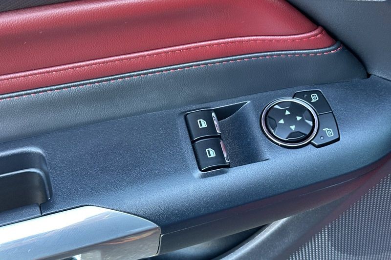 Ford Mustang Vehicle Full-screen Gallery Image 12