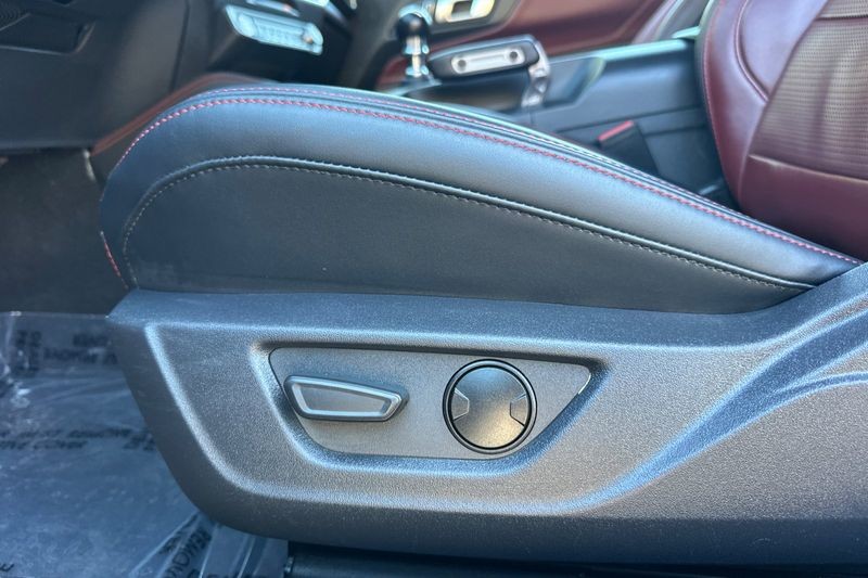 Ford Mustang Vehicle Full-screen Gallery Image 13