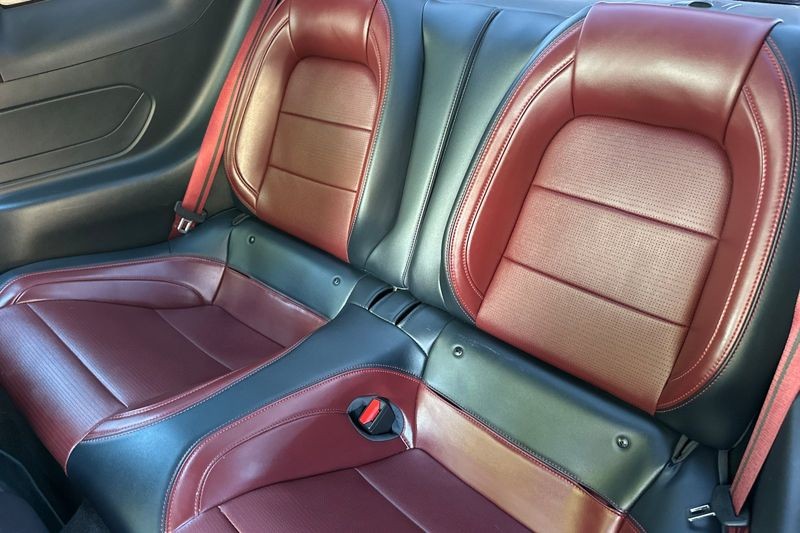 Ford Mustang Vehicle Full-screen Gallery Image 14