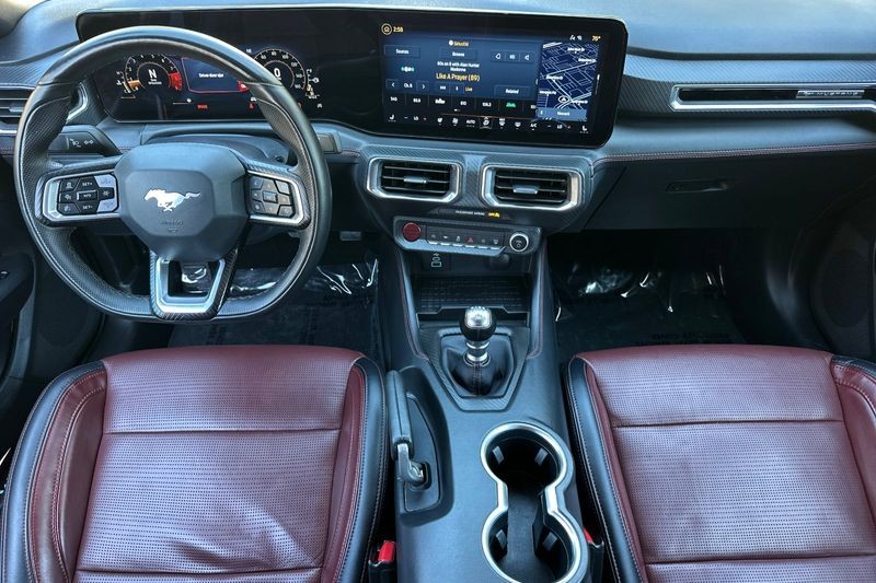 Ford Mustang Vehicle Full-screen Gallery Image 15