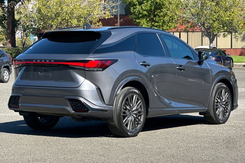 Lexus RX Vehicle Full-screen Gallery Image 03