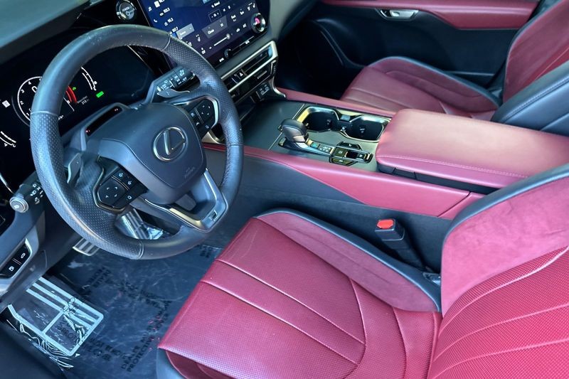 Lexus RX Vehicle Full-screen Gallery Image 05