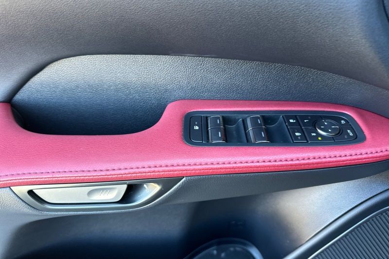 Lexus RX Vehicle Full-screen Gallery Image 07
