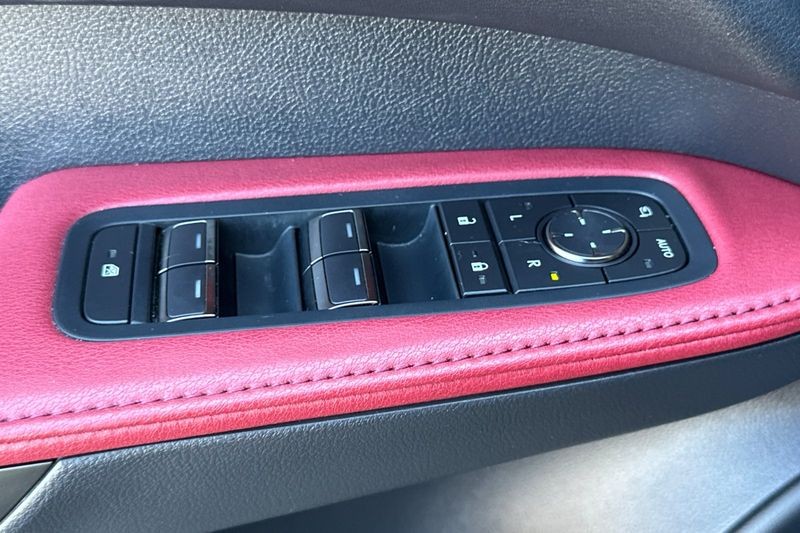 Lexus RX Vehicle Full-screen Gallery Image 08