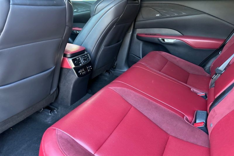 Lexus RX Vehicle Full-screen Gallery Image 10