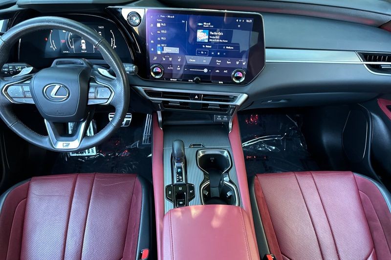 Lexus RX Vehicle Full-screen Gallery Image 11