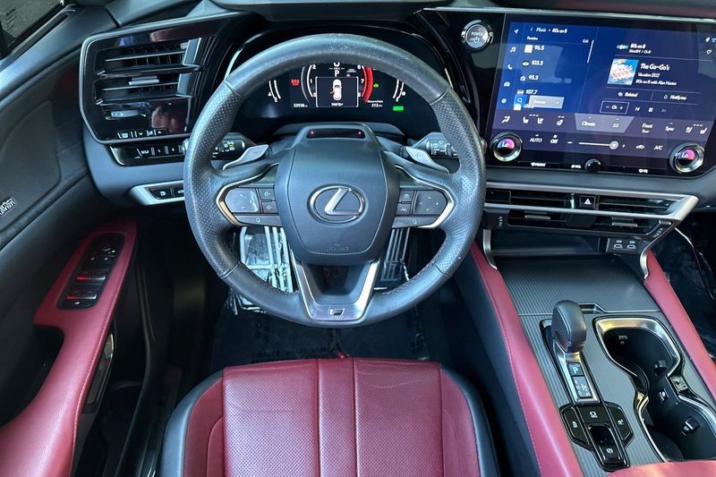 Lexus RX Vehicle Full-screen Gallery Image 12