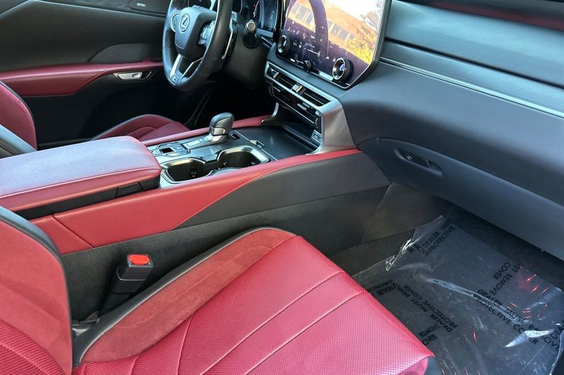 Lexus RX Vehicle Full-screen Gallery Image 14