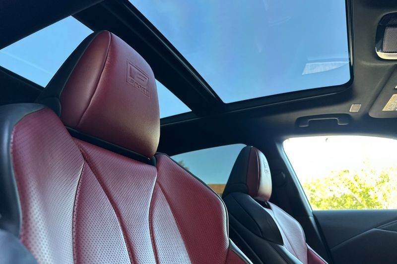 Lexus RX Vehicle Full-screen Gallery Image 15