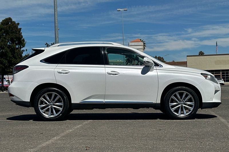 Lexus RX Vehicle Full-screen Gallery Image 02