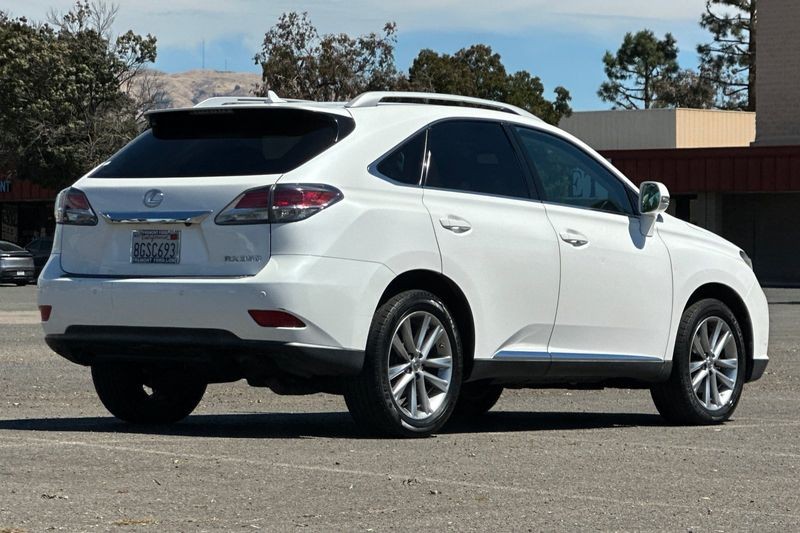 Lexus RX Vehicle Full-screen Gallery Image 03