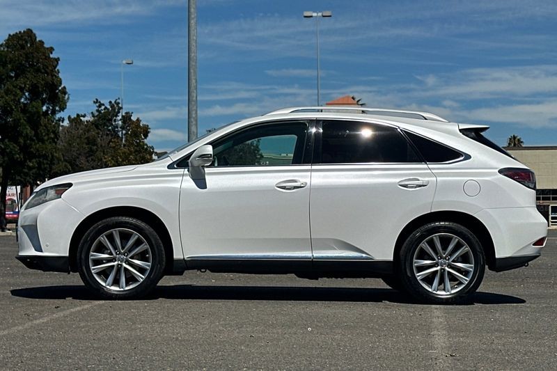 Lexus RX Vehicle Full-screen Gallery Image 06