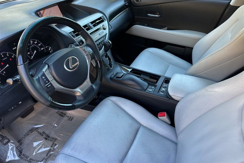 Lexus RX Vehicle Full-screen Gallery Image 09