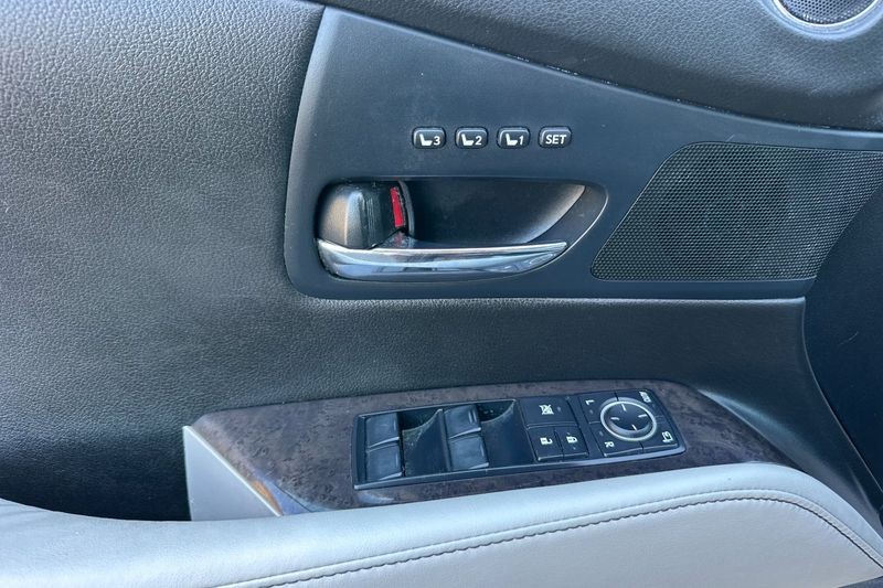 Lexus RX Vehicle Full-screen Gallery Image 10