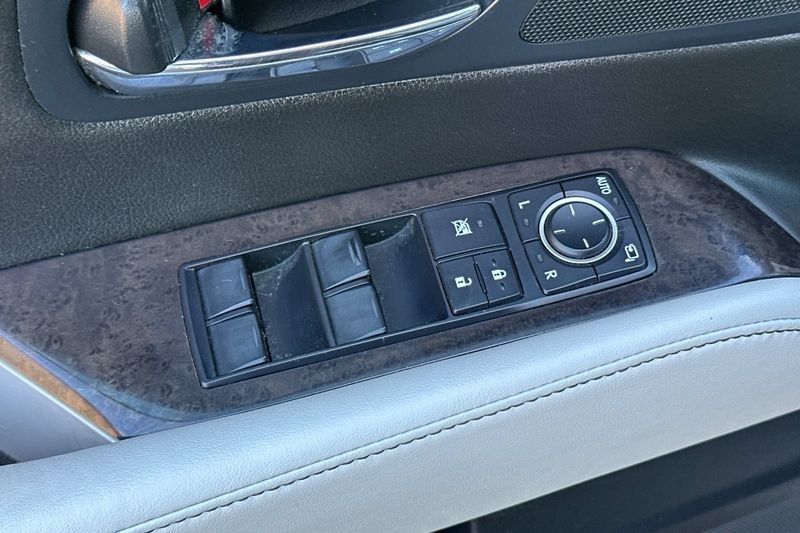 Lexus RX Vehicle Full-screen Gallery Image 11