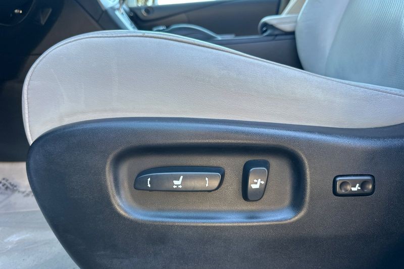 Lexus RX Vehicle Full-screen Gallery Image 12