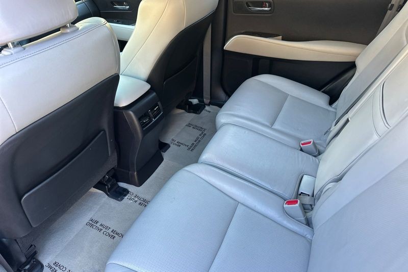 Lexus RX Vehicle Full-screen Gallery Image 13