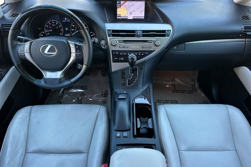 Lexus RX Vehicle Full-screen Gallery Image 14