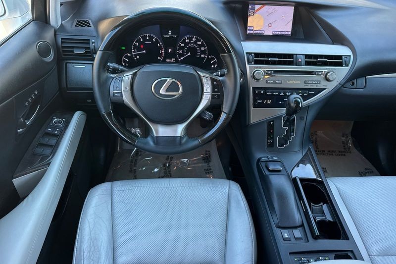 Lexus RX Vehicle Full-screen Gallery Image 15